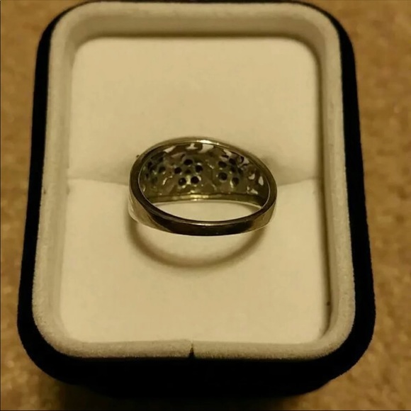 White gold & Sapphire Flower Ring - Picture 3 of 4